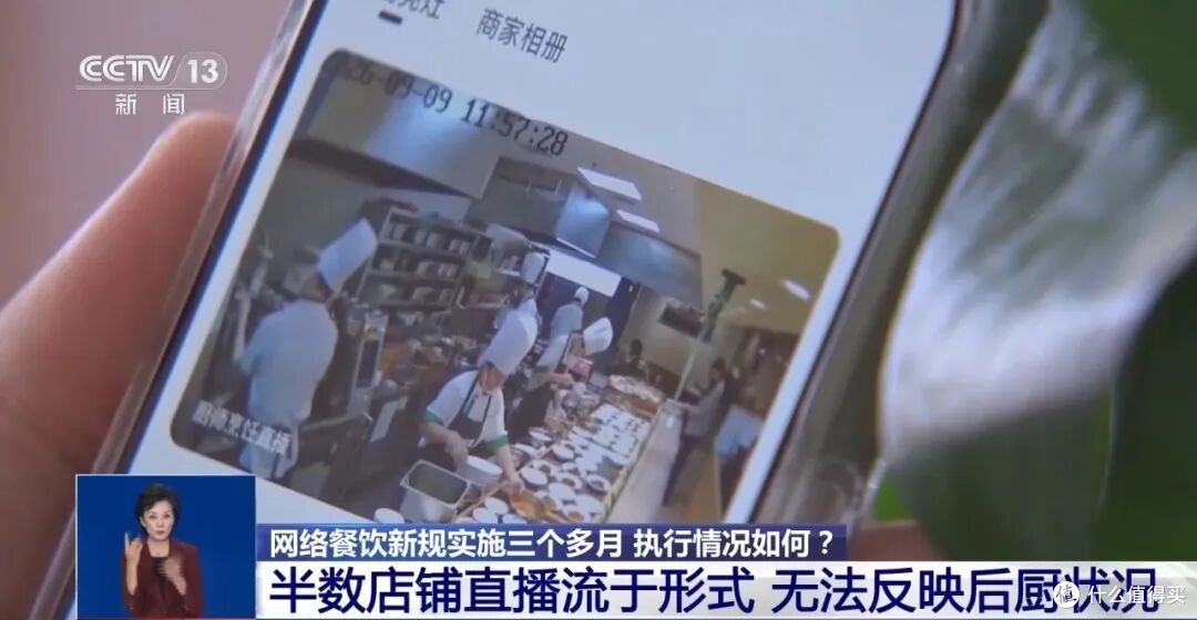 央视暗访店员后厨光膀子徒手抓烤鸡,今年中秋我决定不去外面吃了