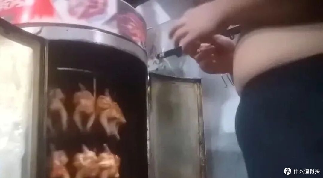 央视暗访店员后厨光膀子徒手抓烤鸡,今年中秋我决定不去外面吃了