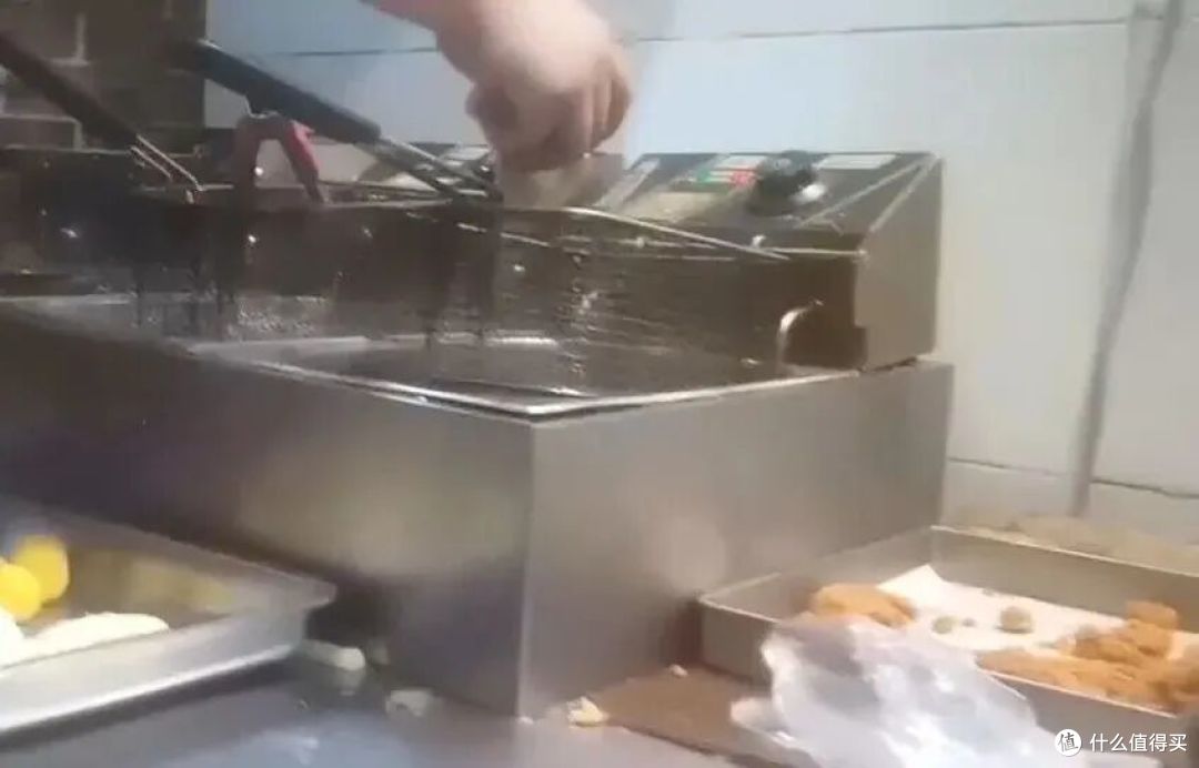 央视暗访店员后厨光膀子徒手抓烤鸡,今年中秋我决定不去外面吃了