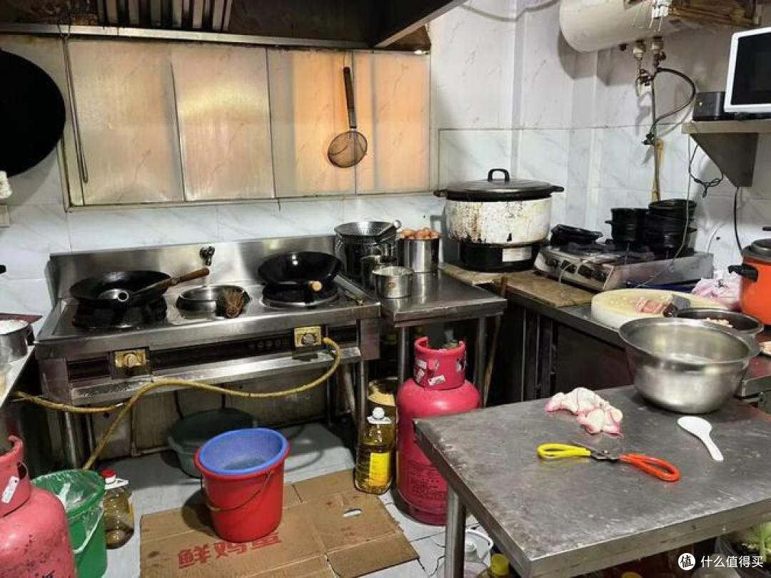 央视暗访店员后厨光膀子徒手抓烤鸡,今年中秋我决定不去外面吃了