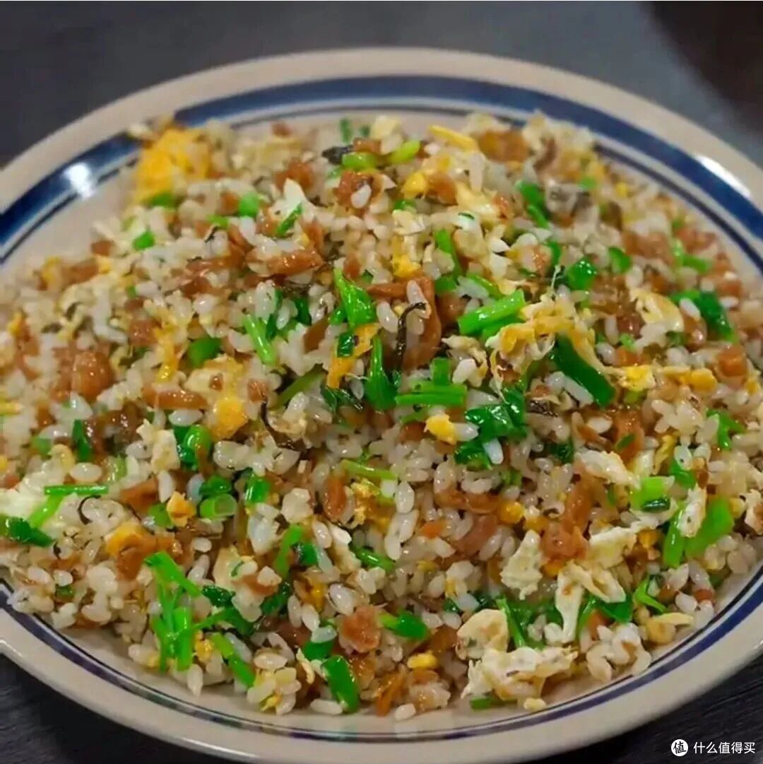 妈妈做的外婆菜蛋炒饭，粒粒分明，干爽不发黏
