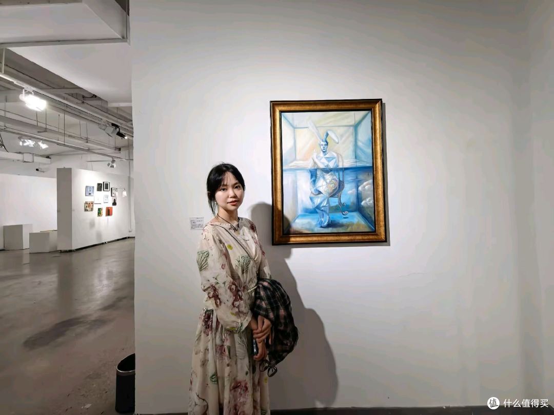 张宝月与画中的垂耳兔莫卡