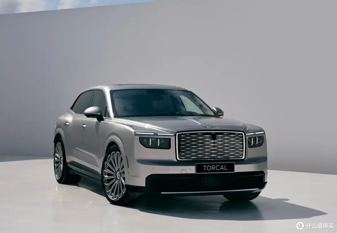 198.8 万的宾利纯电 SUV，参数和 50 万国产车一个量级，多出来的钱到底买了什么？