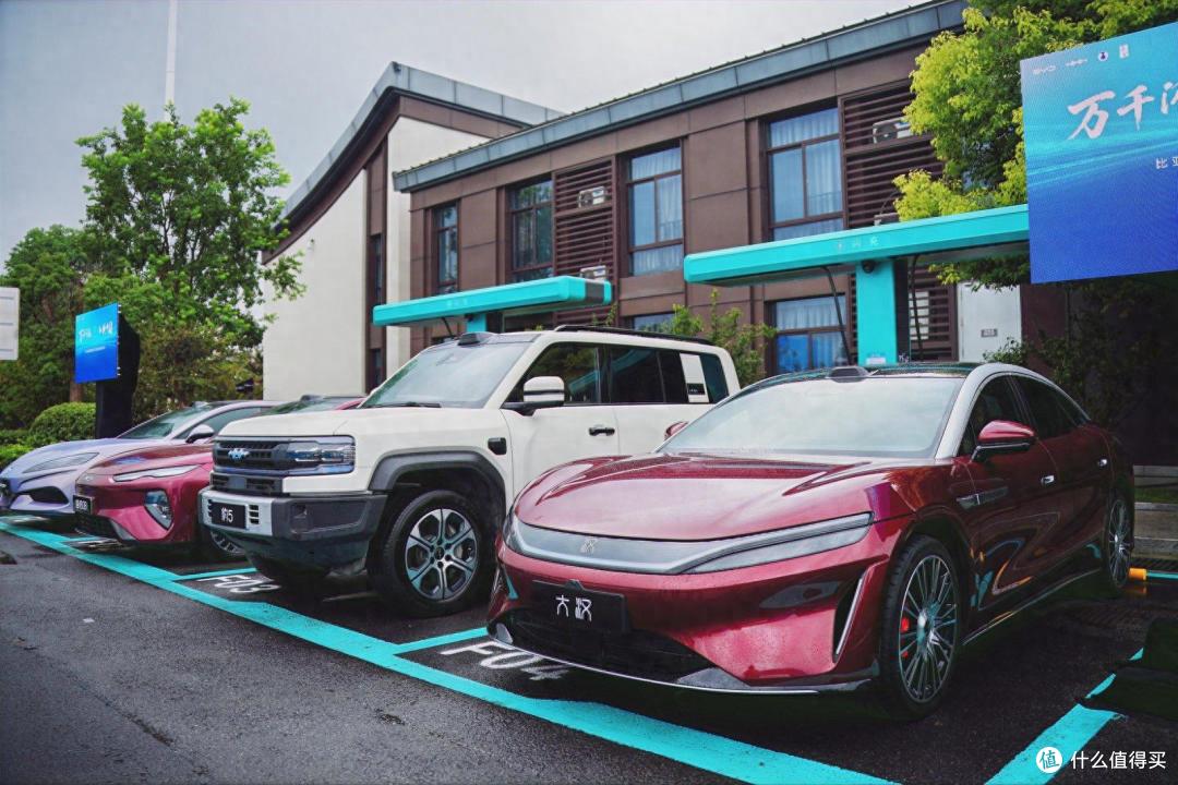 双节自驾更省心了,比亚迪闪充高速站已经建到2000座