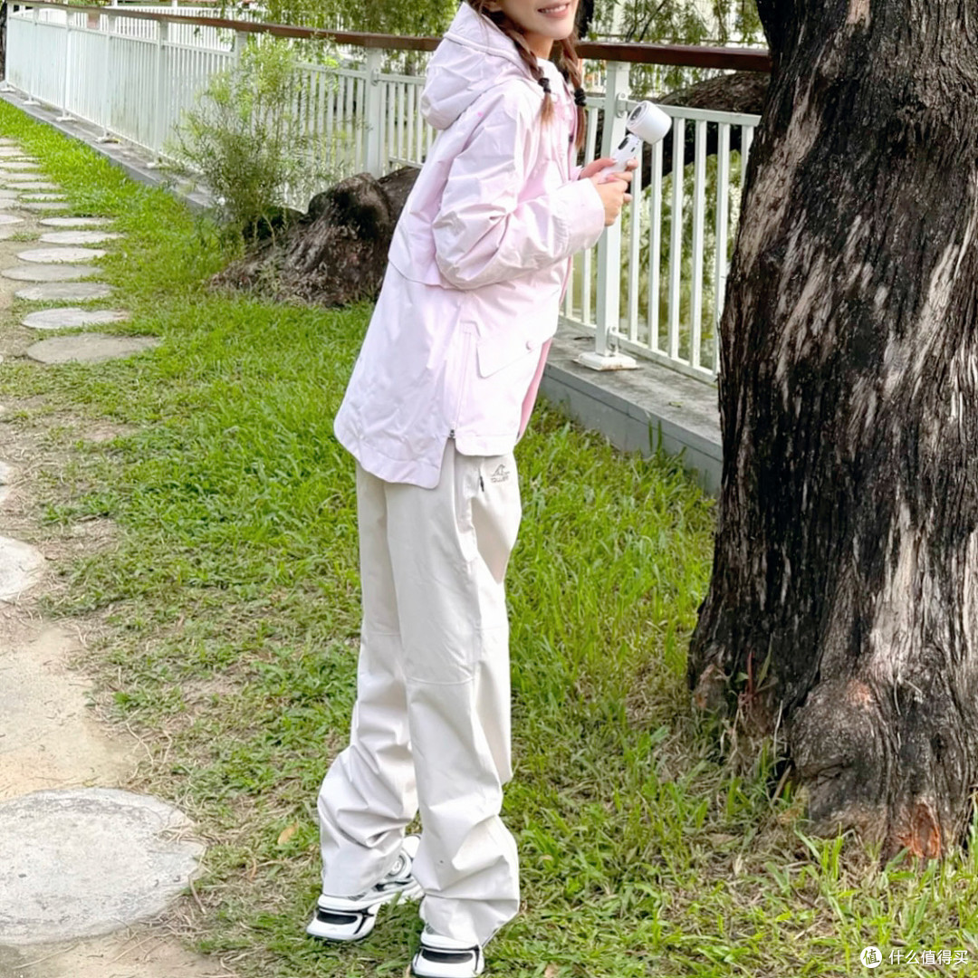 浅粉三合一冲锋衣+米白冲锋裤=通勤爬山都能穿的松弛山系感~