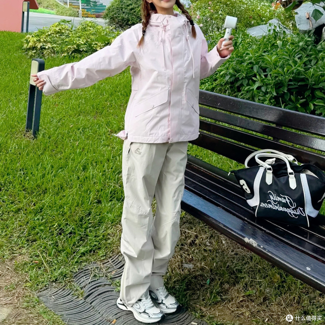 浅粉三合一冲锋衣+米白冲锋裤=通勤爬山都能穿的松弛山系感~