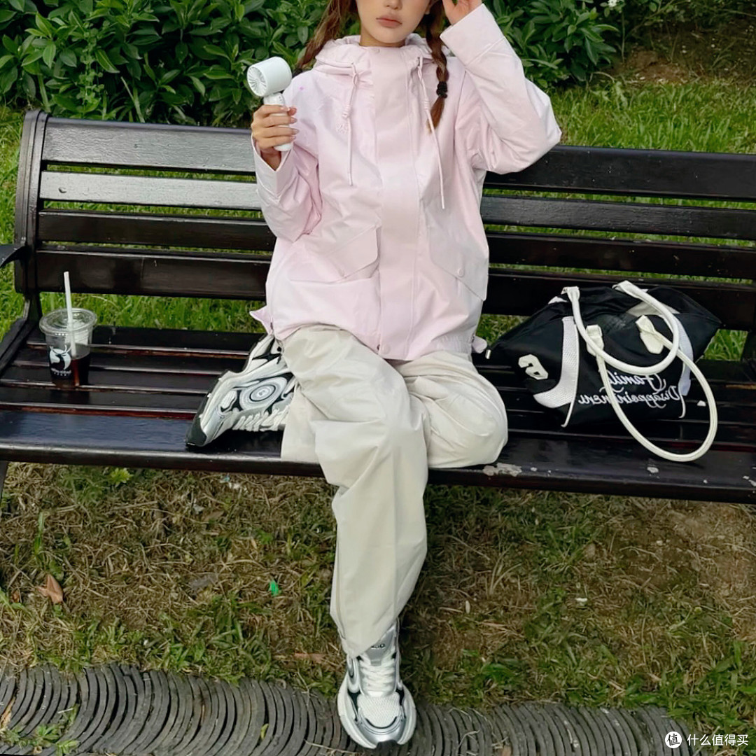 浅粉三合一冲锋衣+米白冲锋裤=通勤爬山都能穿的松弛山系感~