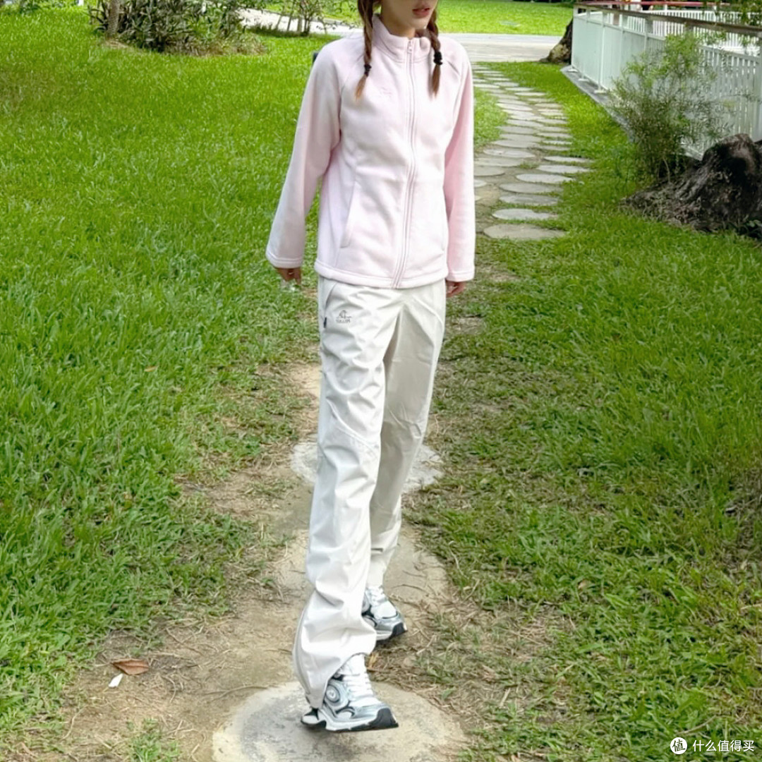浅粉三合一冲锋衣+米白冲锋裤=通勤爬山都能穿的松弛山系感~