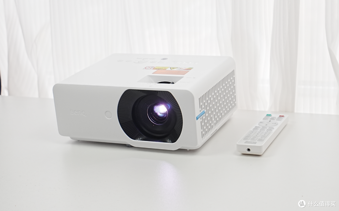 告别灯泡机:明基 LH655C 激光投影仪评测,4000 流明不用拉窗帘