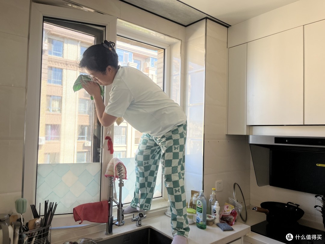 亲戚都不走动了,长辈还催我打扫,没想到擦玻璃才是最解压的活
