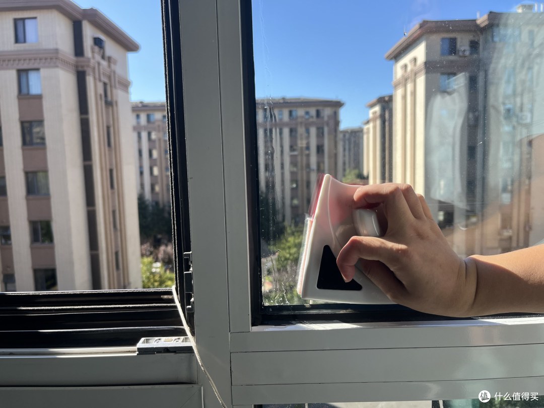 亲戚都不走动了,长辈还催我打扫,没想到擦玻璃才是最解压的活