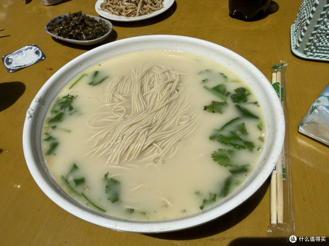 自驾山东江苏:特斯拉去盐城竹林饭店吃鱼汤面世遗保护区看麋鹿