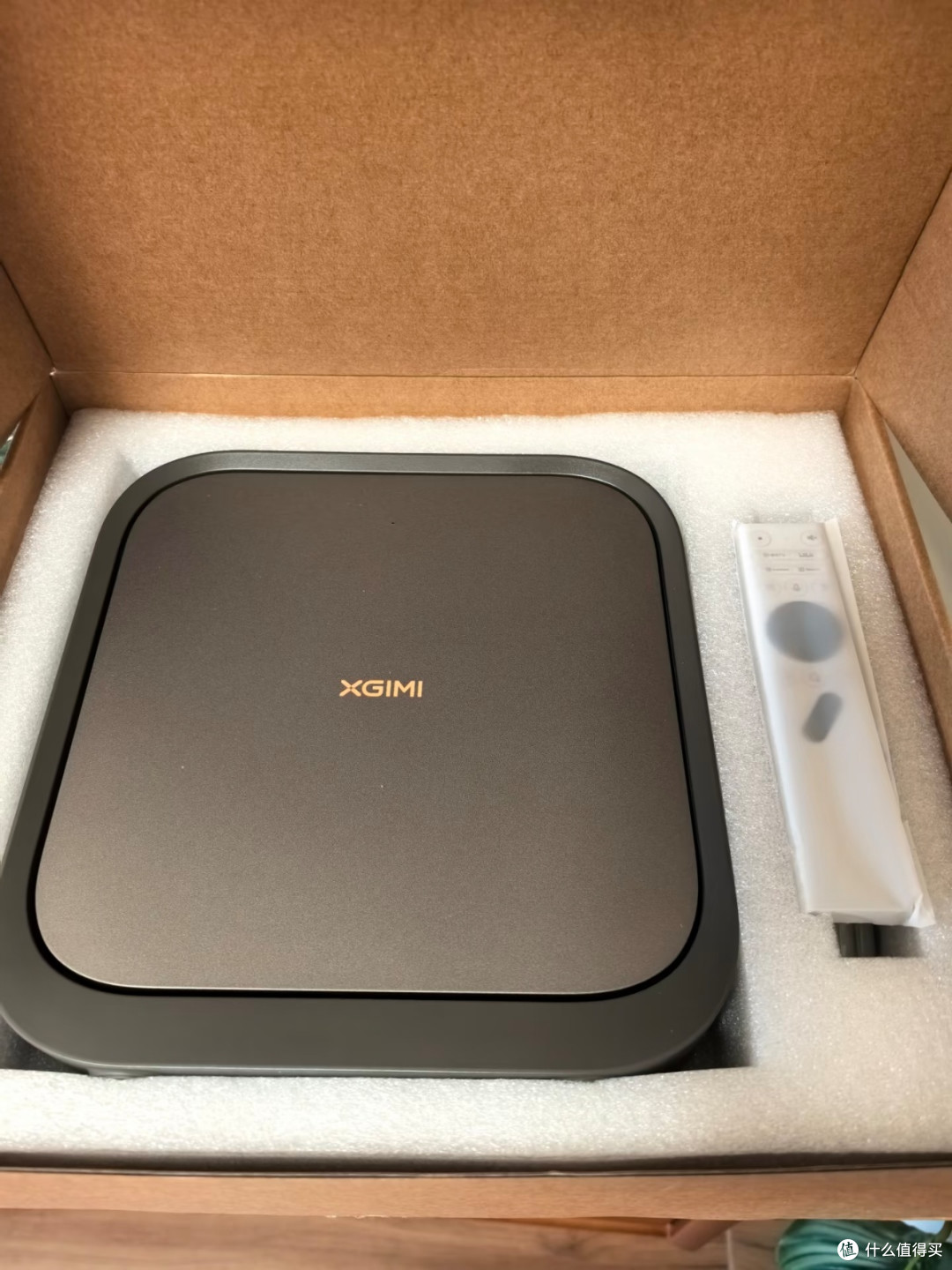 极米Z9X 4K|卧室白墙直接变身私人影院