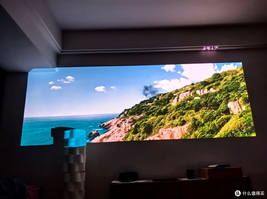 极米Z9X 4K|卧室白墙直接变身私人影院