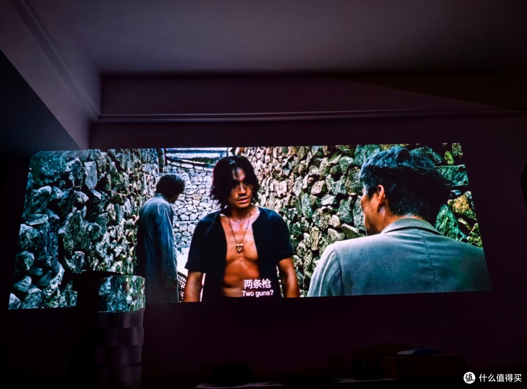 极米Z9X 4K|卧室白墙直接变身私人影院