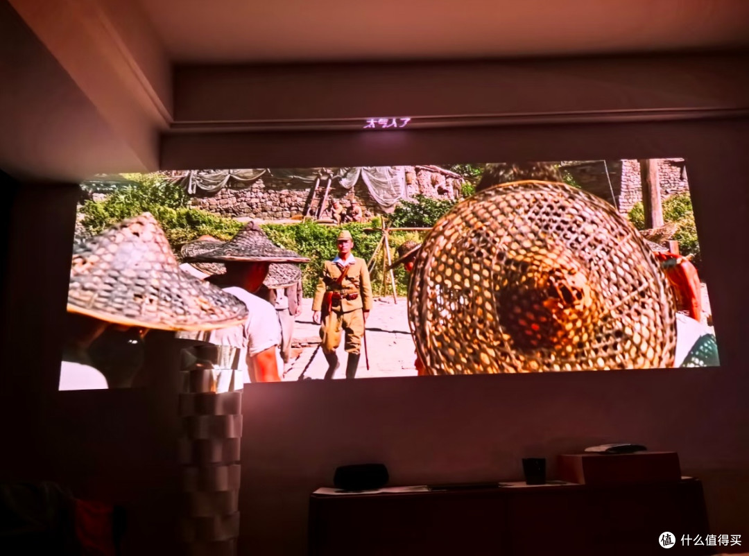极米Z9X 4K|卧室白墙直接变身私人影院