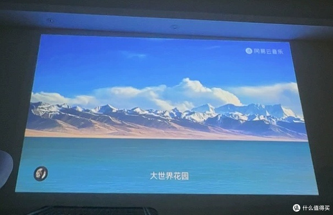 告别手动校正!极米Z6X让卧室观影更省心
