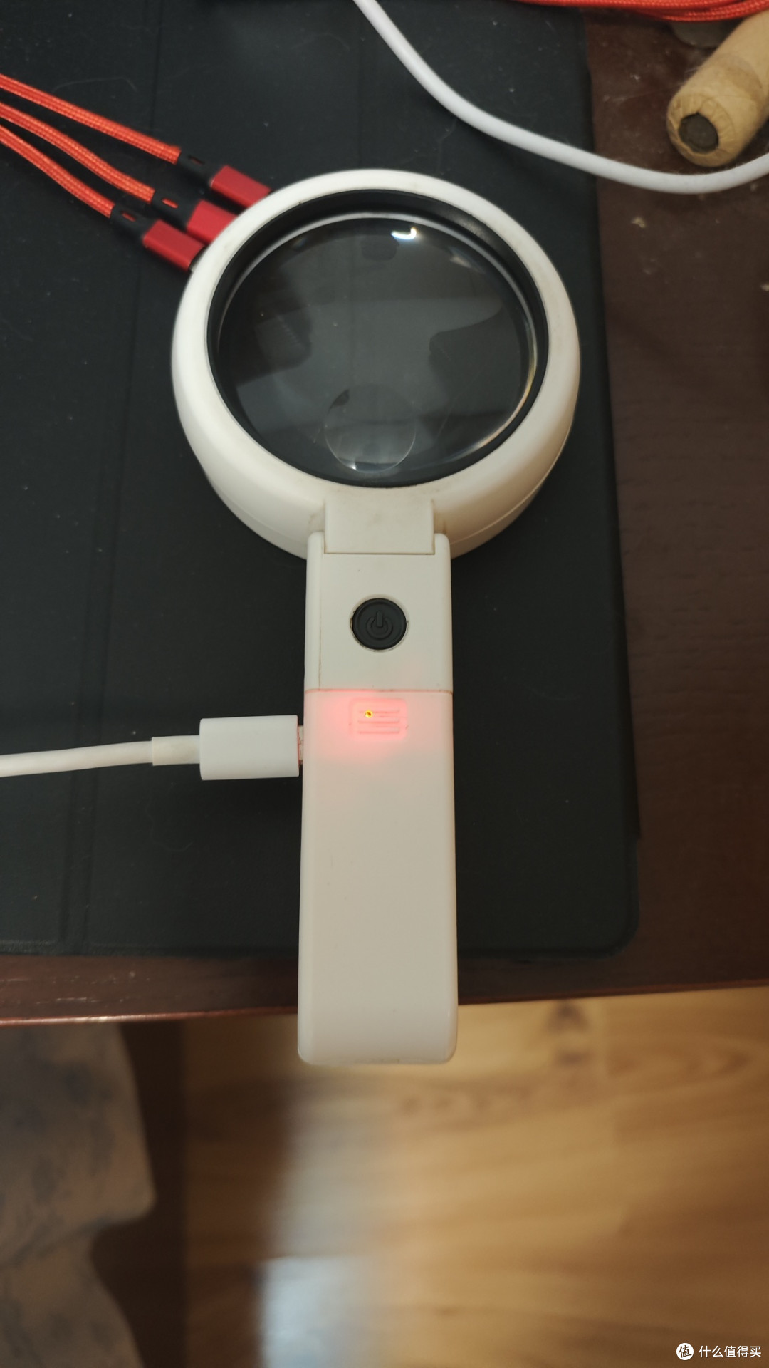 充电过程亮红灯。