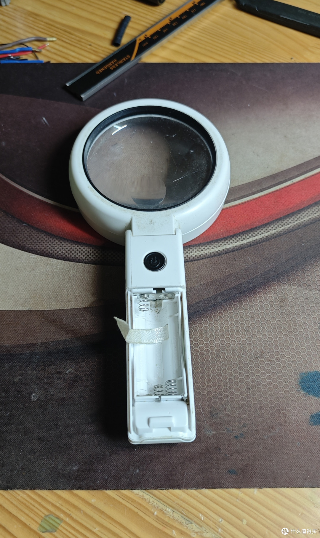 放大镜使用三节7号电池供电