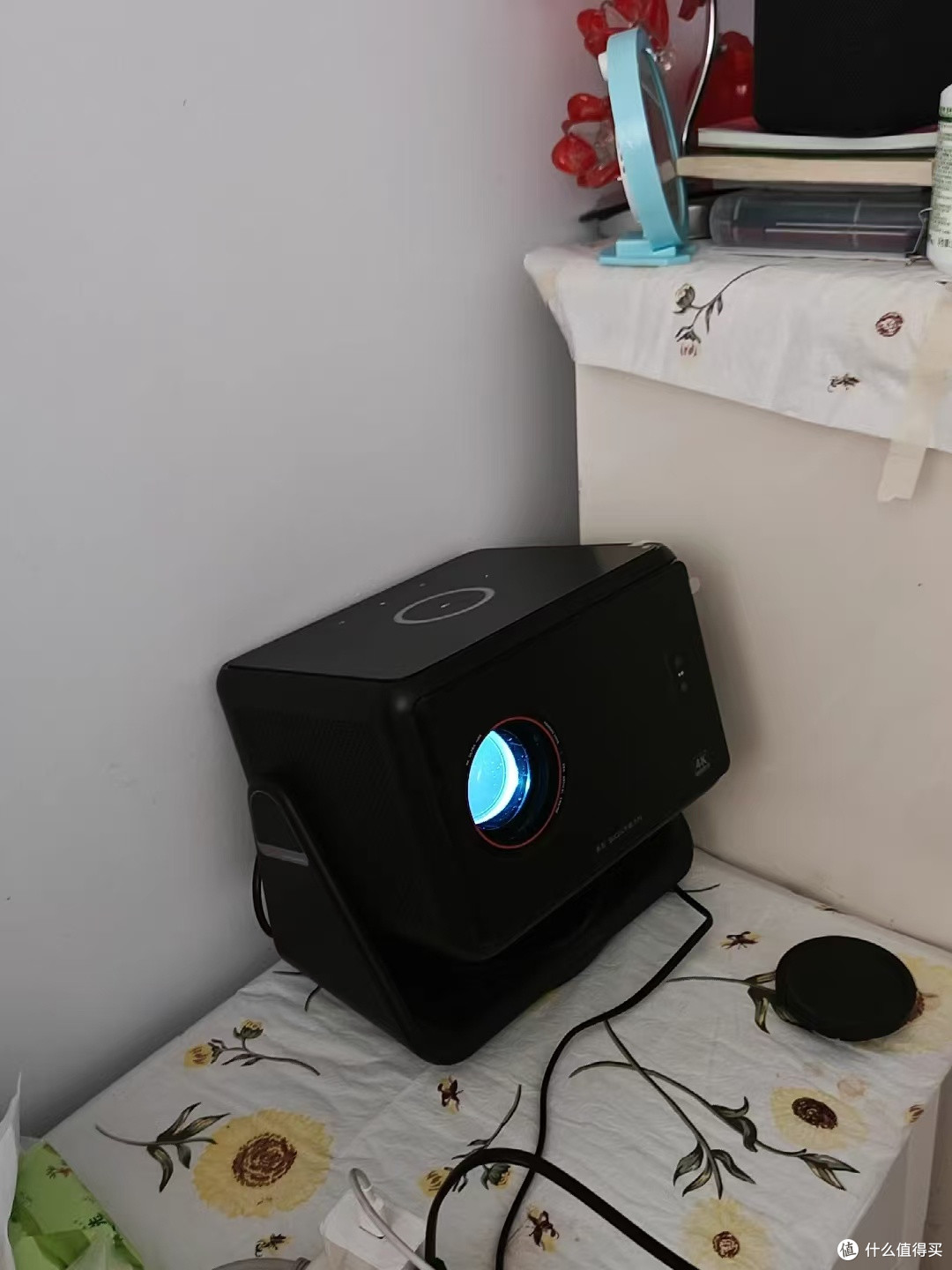 百寸大屏塞进出租屋，打工人也能拥有移动专属影院