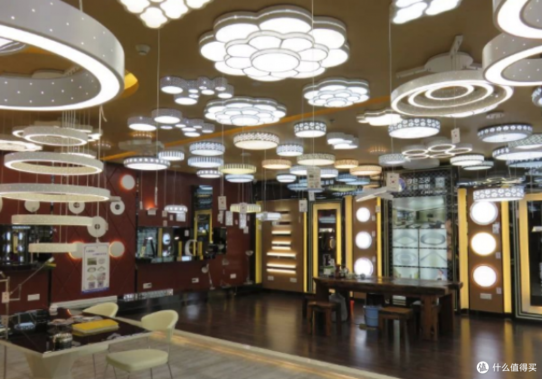 合肥晞光弧线灯具店用同系列样灯展示：单款点亮也有依据