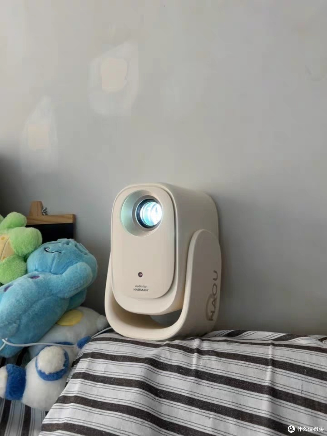 卧室白墙改造记——我用一千块搭出了私人影院