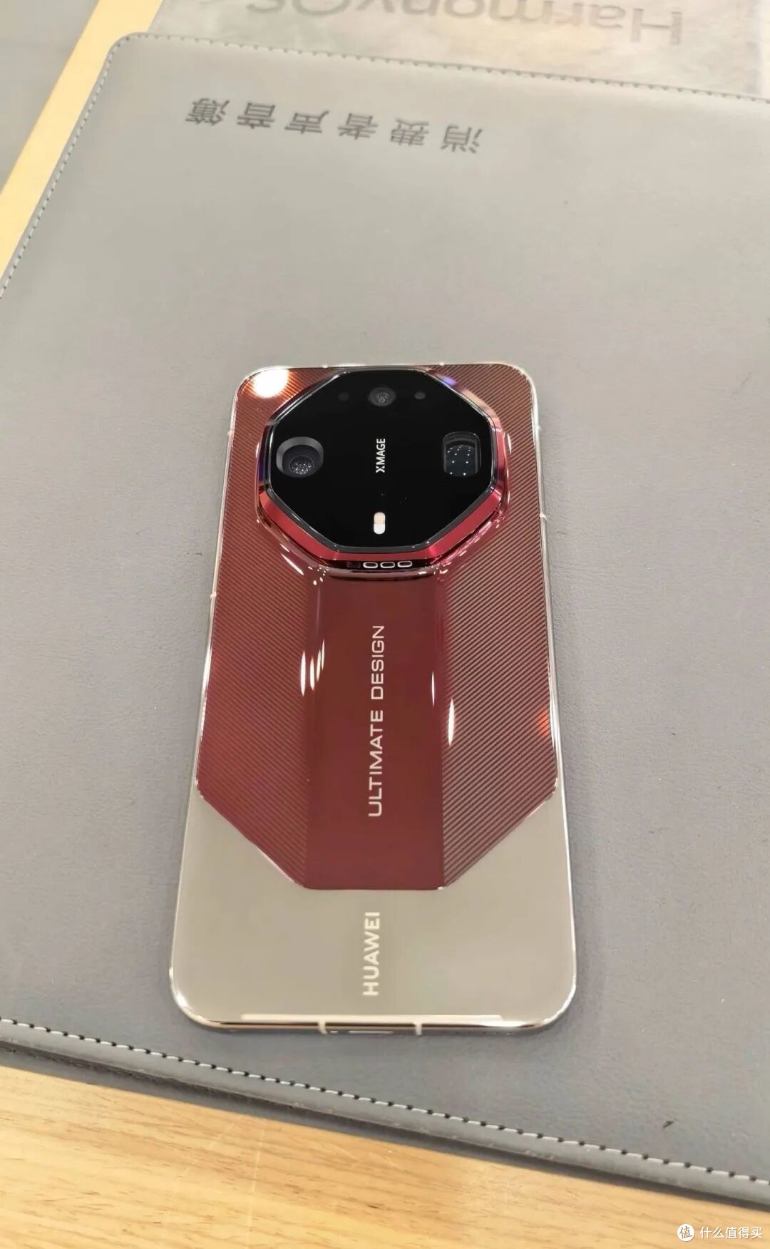 余承东疑似提前拿上Mate 90 RS:八边形+紫色,藏不住了