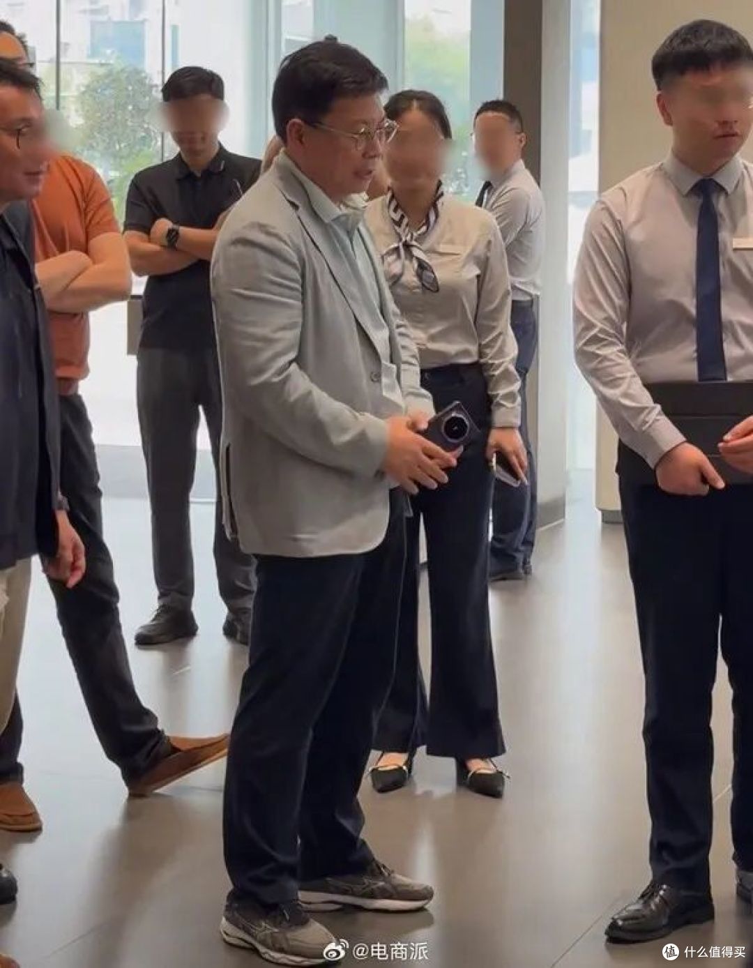 余承东疑似提前拿上Mate 90 RS:八边形+紫色,藏不住了