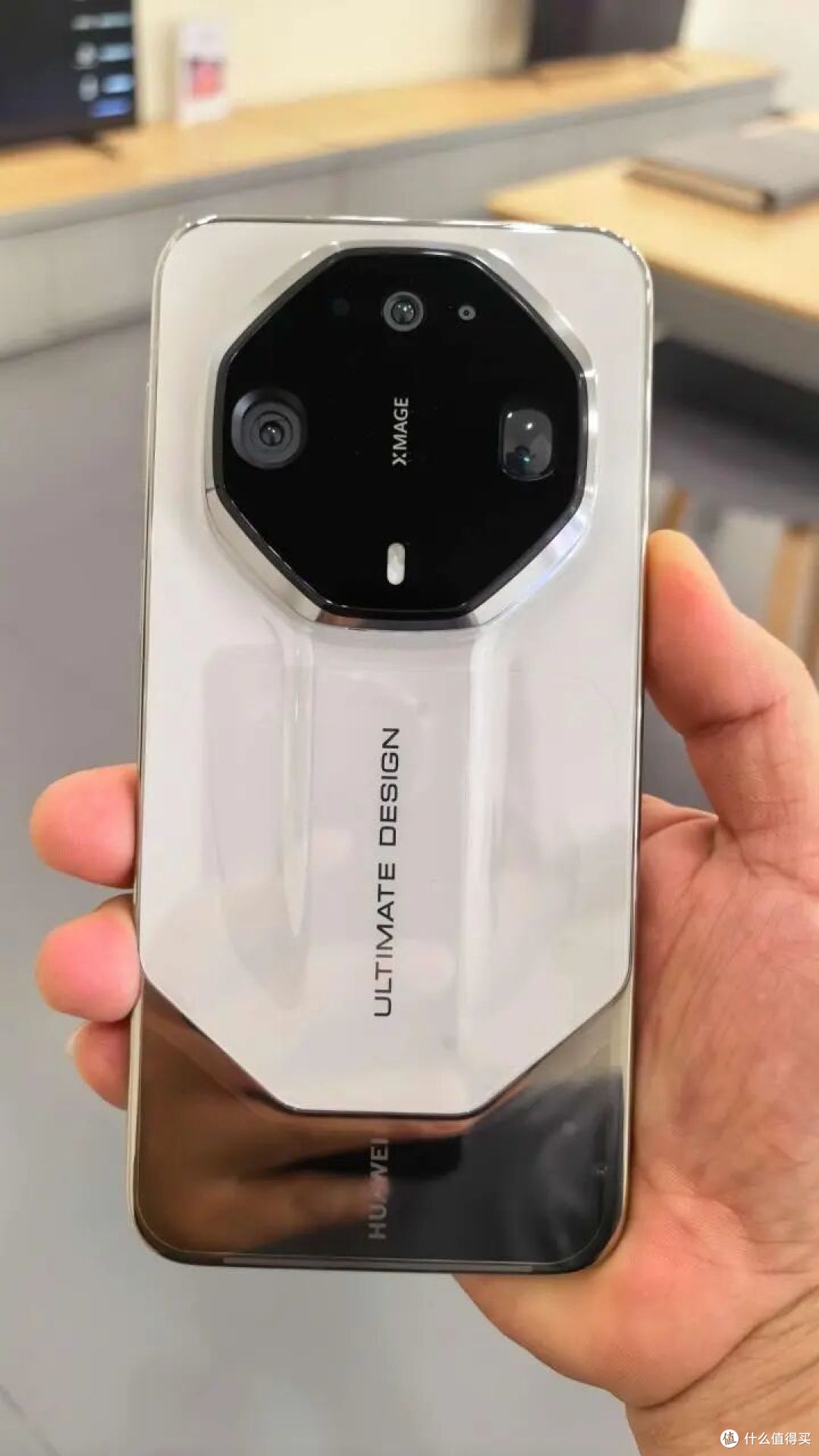 余承东疑似提前拿上Mate 90 RS:八边形+紫色,藏不住了