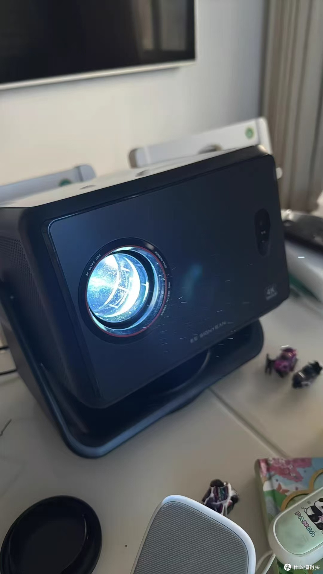 千级价位拿下准4K高亮投影,小户型直接省出半面电视柜