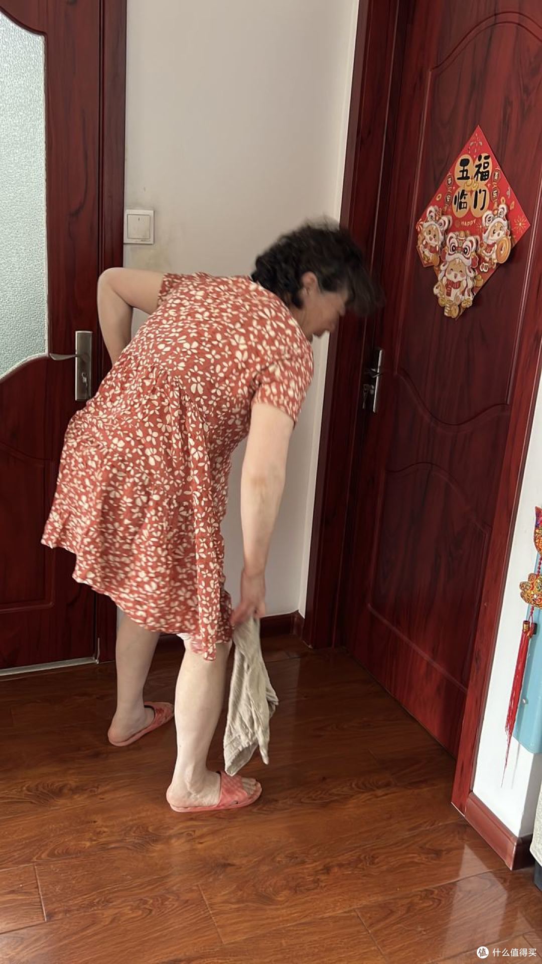 给老妈装了感应夜灯和扶手:老人防跌倒,这3个30秒更关键