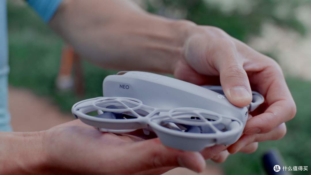 不到一千块的"掌上摄影师":大疆 DJI Neo 一代还值得买吗?