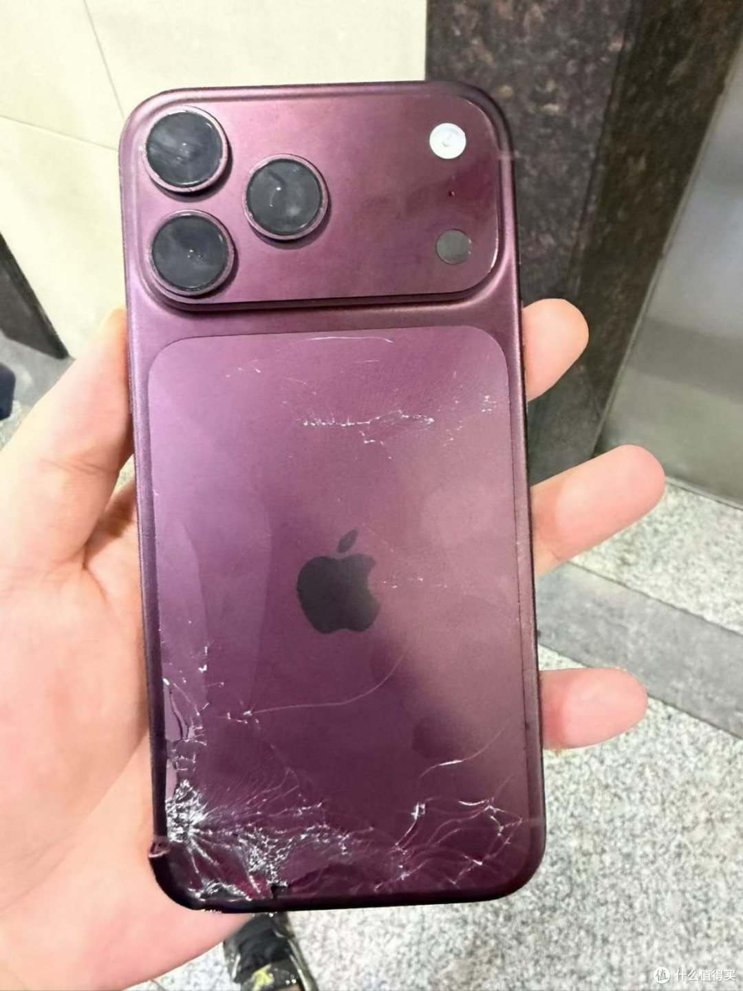iPhone 18 Pro首摔上热搜,维修价目表曝光,网友:买得起修不起