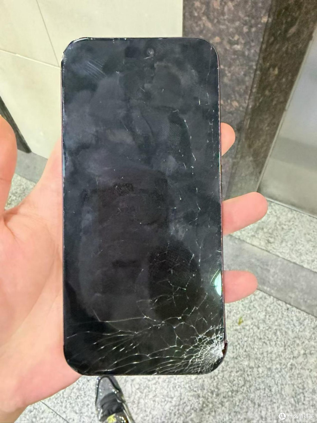 iPhone 18 Pro首摔上热搜,维修价目表曝光,网友:买得起修不起