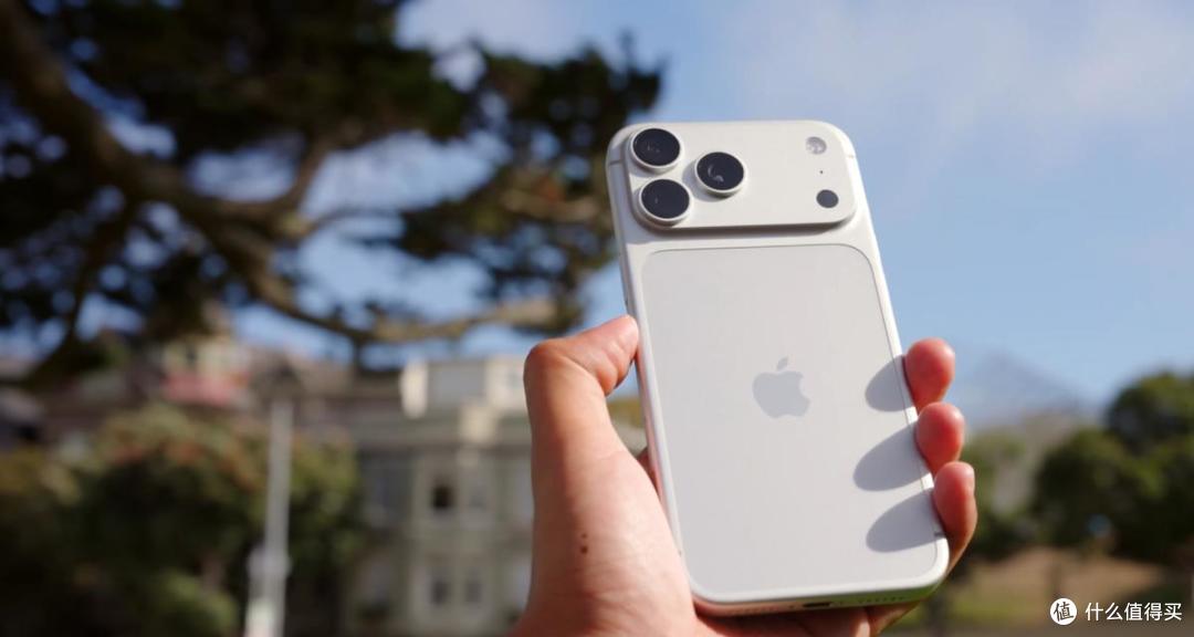 iPhone 18 Pro首摔上热搜,维修价目表曝光,网友:买得起修不起