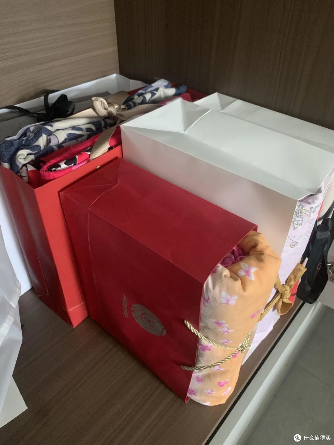 被中年阿姨的「床品收纳」折服了!一分钱不花,衣柜就井井有条