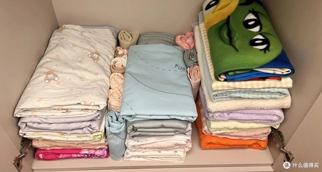 被中年阿姨的「床品收纳」折服了!一分钱不花,衣柜就井井有条