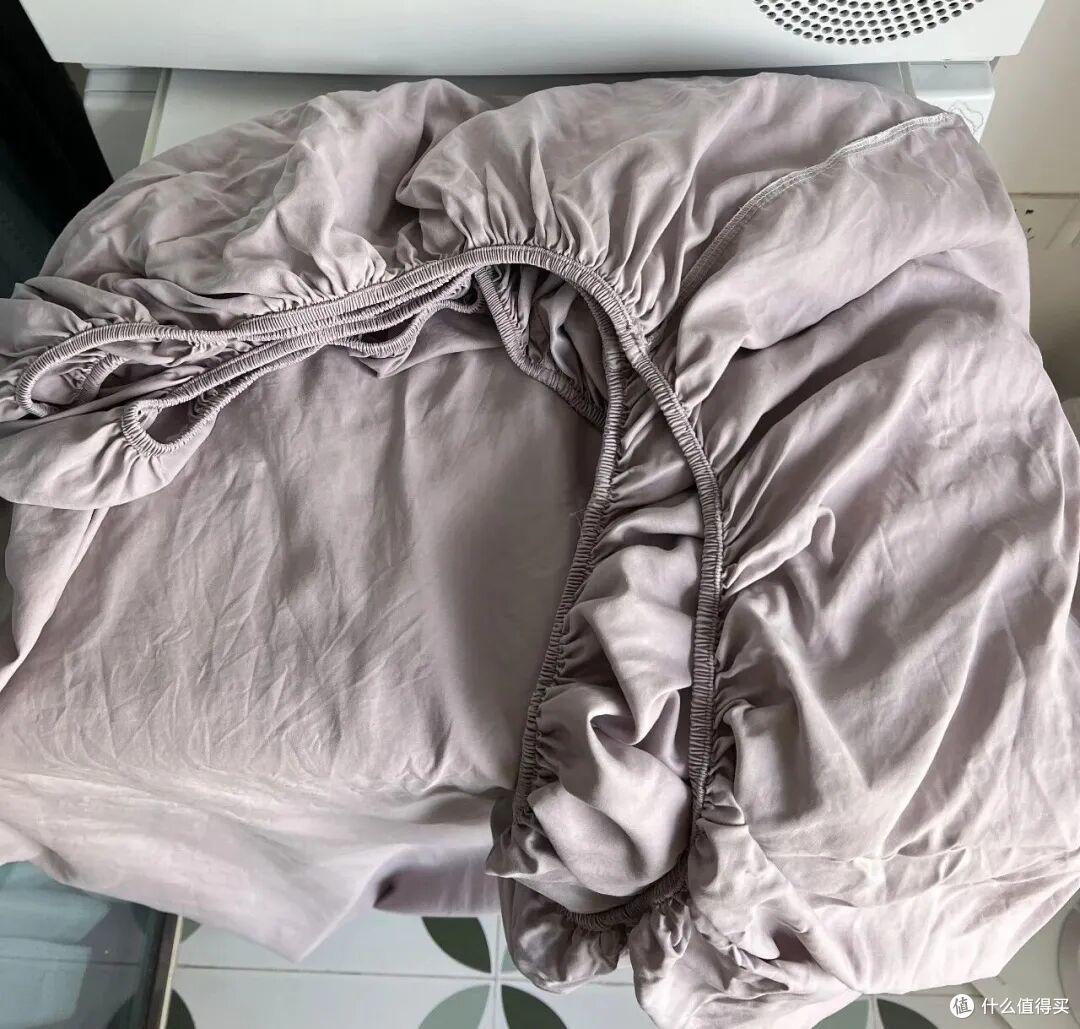 被中年阿姨的「床品收纳」折服了!一分钱不花,衣柜就井井有条
