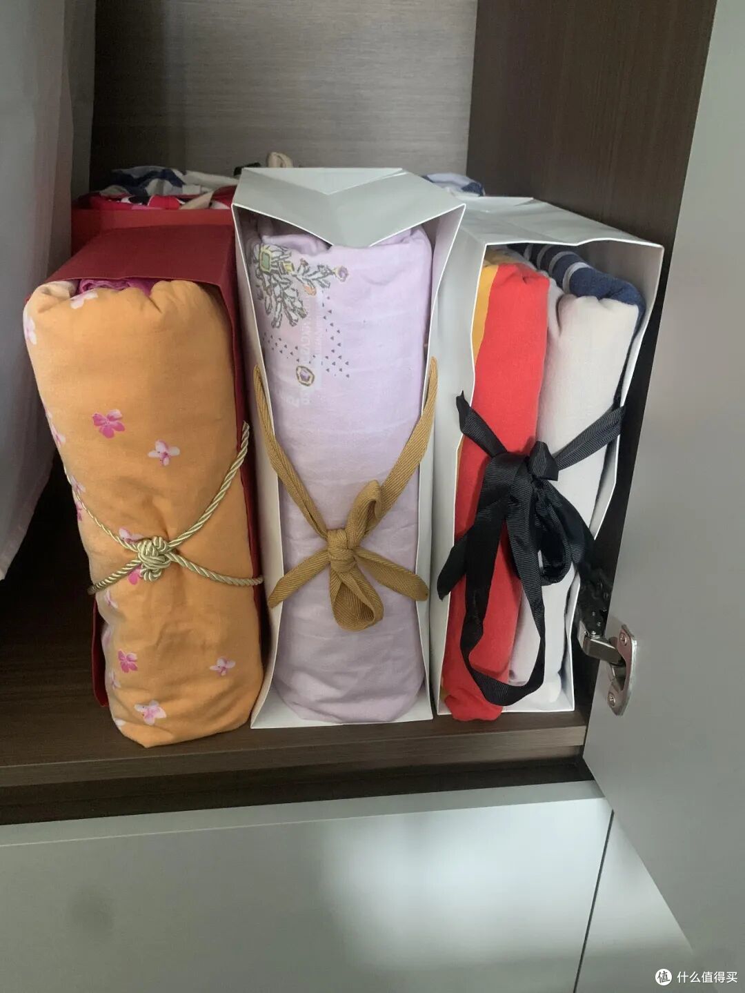被中年阿姨的「床品收纳」折服了!一分钱不花,衣柜就井井有条