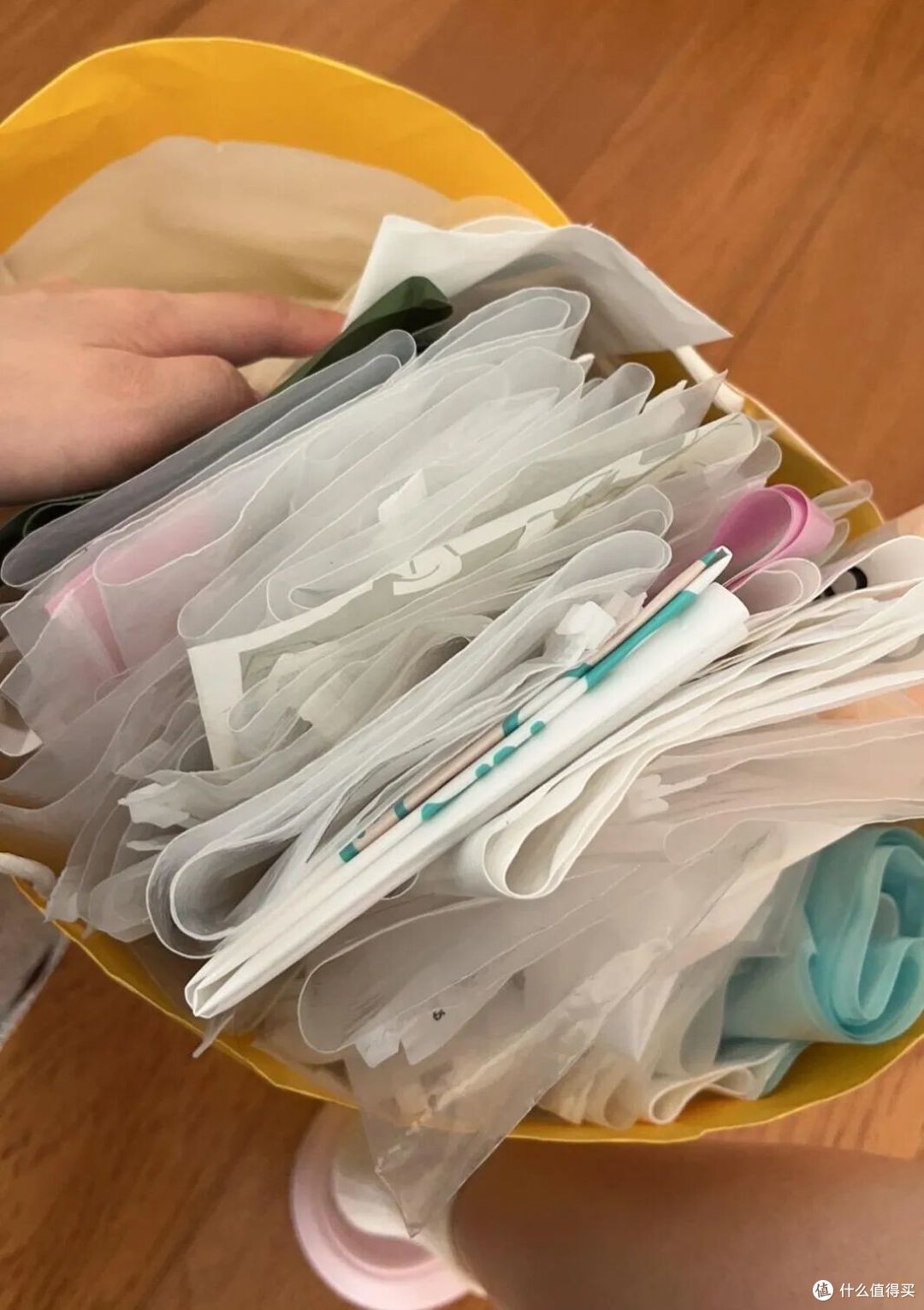 被中年阿姨的「床品收纳」折服了!一分钱不花,衣柜就井井有条