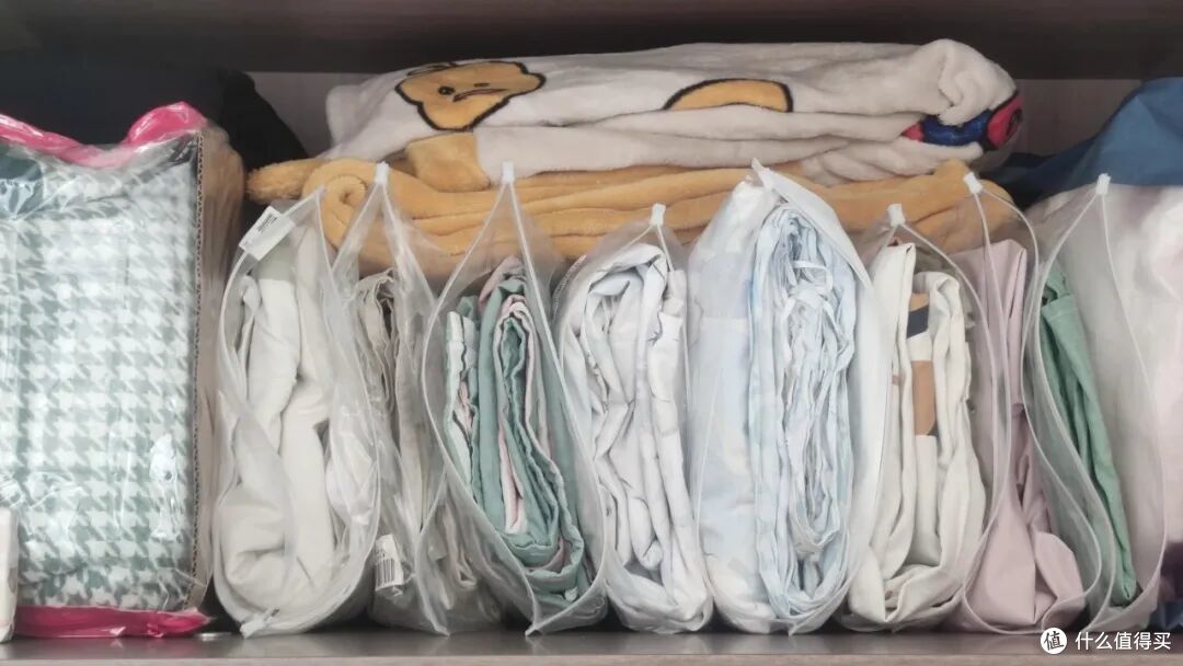 被中年阿姨的「床品收纳」折服了!一分钱不花,衣柜就井井有条