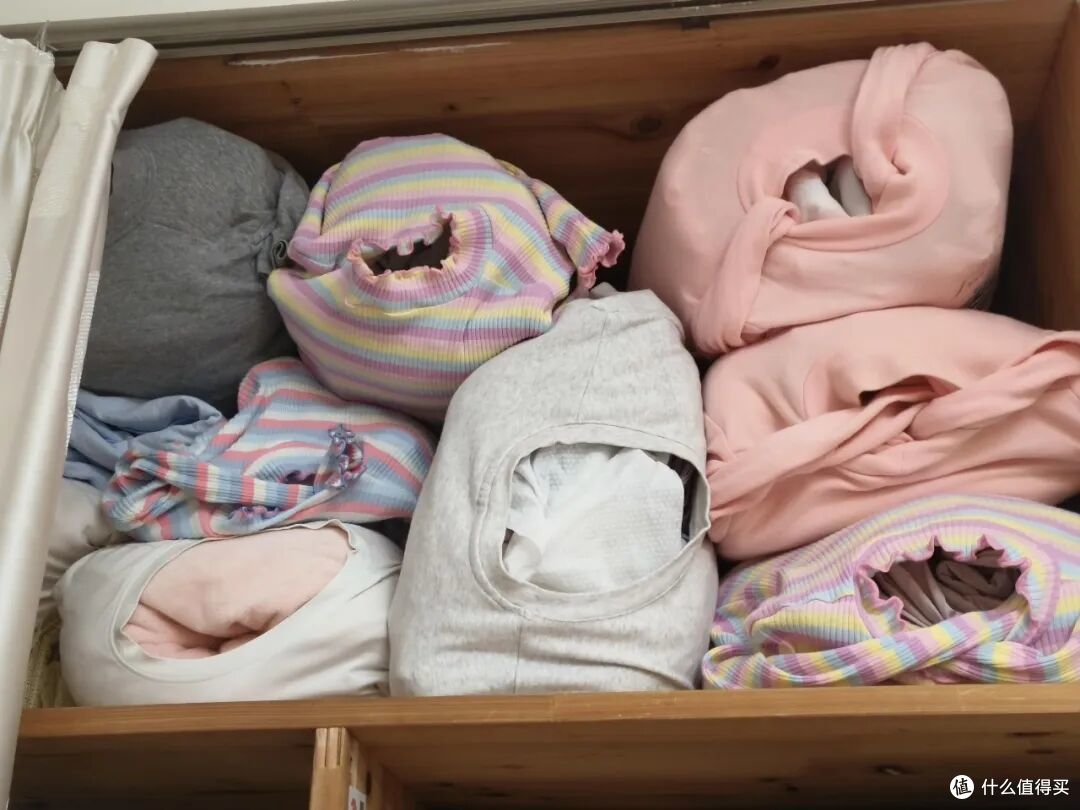被中年阿姨的「床品收纳」折服了!一分钱不花,衣柜就井井有条