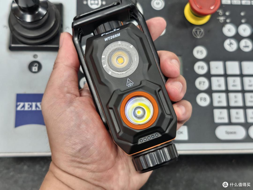 高显聚泛全能适配:Fenix WT26RM工业设备运维照明全场景体验
