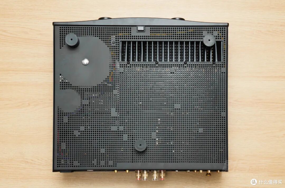 H200和A200底部采用三点支撑脚设计，机身顶部都做了散热设计