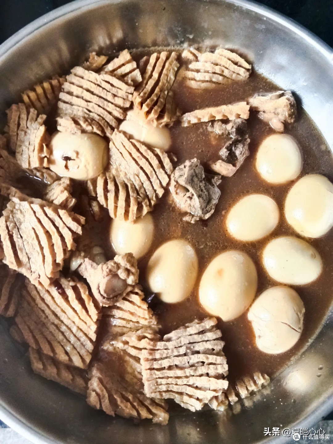 排骨汤底煮制入味串蛋