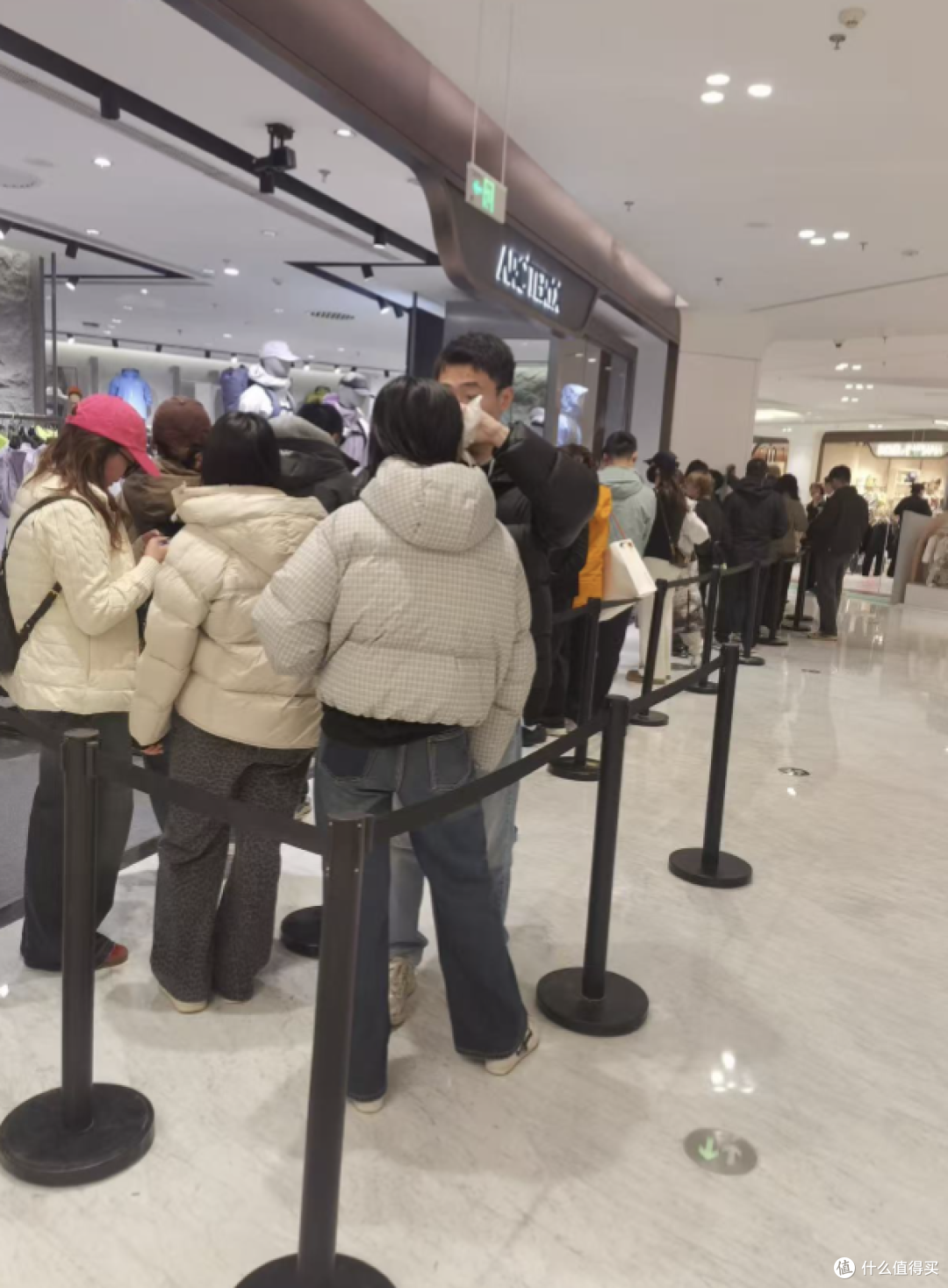 中国资本扫货户外圈这五年:鸟被捧成了爱马仕,鼠凉成了时代眼泪,狼爪居然降价了?