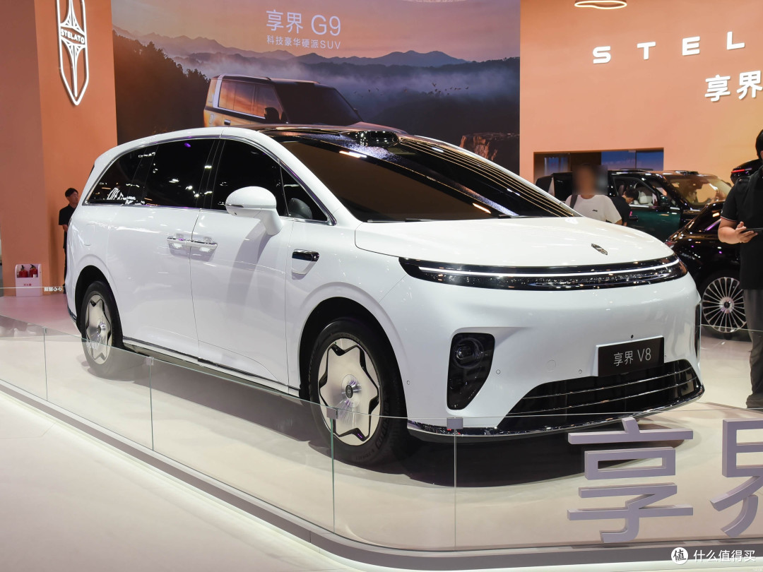 32.98万起,享界V8为全家造的车,鸿蒙智行核心技术,智慧家庭MPV