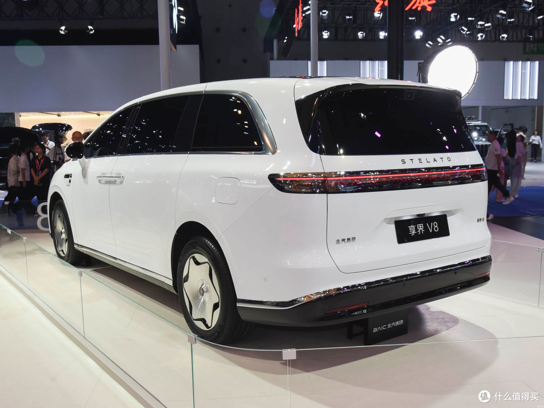 32.98万起,享界V8为全家造的车,鸿蒙智行核心技术,智慧家庭MPV