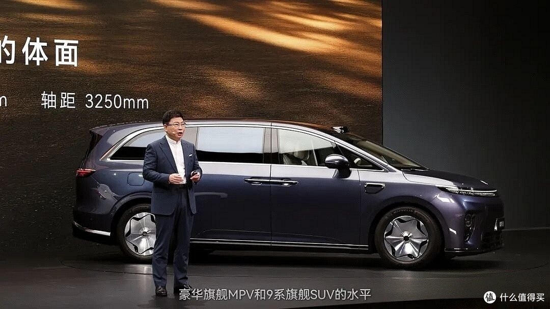 32.98万起,享界V8为全家造的车,鸿蒙智行核心技术,智慧家庭MPV