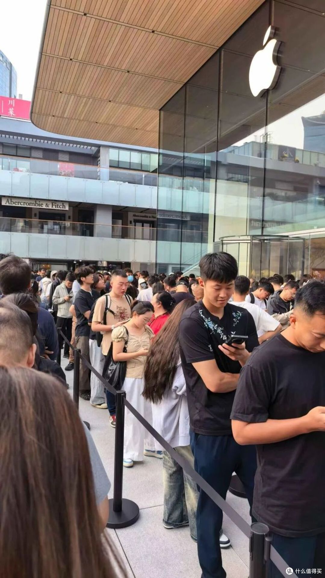 iPhone 18 Pro 破发了!黄牛溢价腰斩,苹果"稳赚神话"头一回裂了